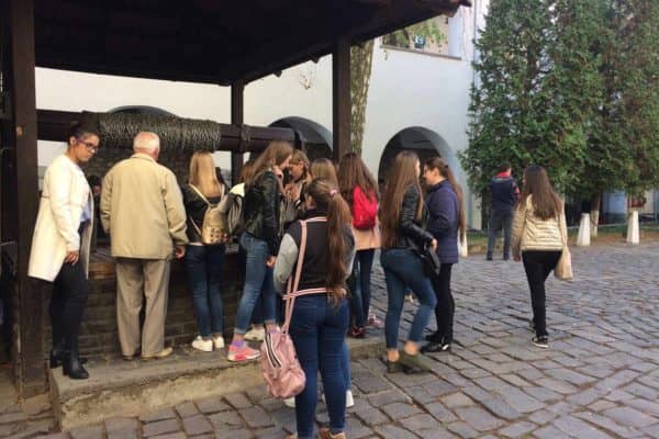 46144257_562007710907591_872144653355319296_n